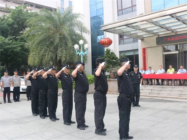 巡邏保安路邊發(fā)現(xiàn)五萬(wàn)元現(xiàn)金，原封不動(dòng)歸還