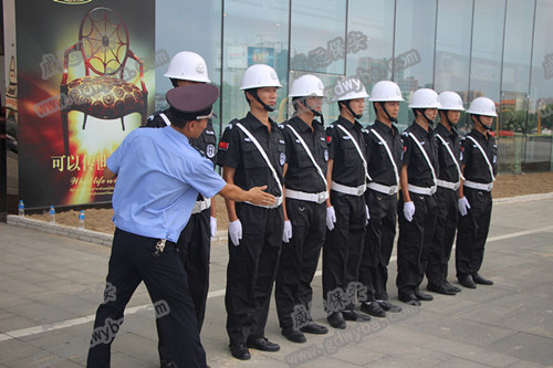 驚魂！男子當(dāng)街搶小孩被東莞長(zhǎng)安保安服務(wù)的小區(qū)保安制服