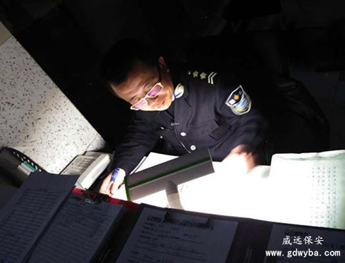 東莞高埗保安公司威遠(yuǎn)保安小哥書(shū)法曲藝樣樣行 你還借口不努力么？