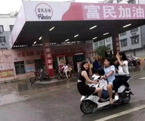 廣西5個少女共騎一輛摩托車行駛，東莞保安公司威遠保安也驚呆