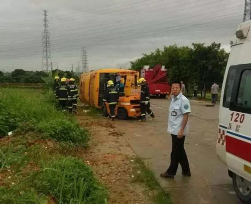 東莞鳳崗保安公司消息，校車側(cè)翻 一名小學女生無辜殞命