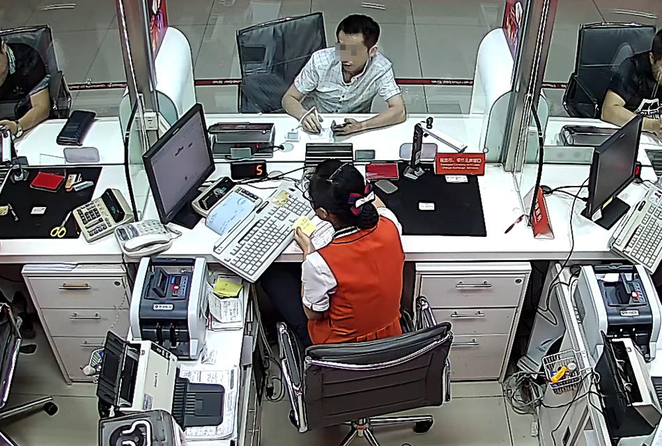 珠海男子銀行遞紙條求救，銀行保安幫忙抓獲傳銷分子