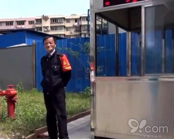馬云當(dāng)執(zhí)勤保安了？又一個“馬云”誕生，看呆了路人！