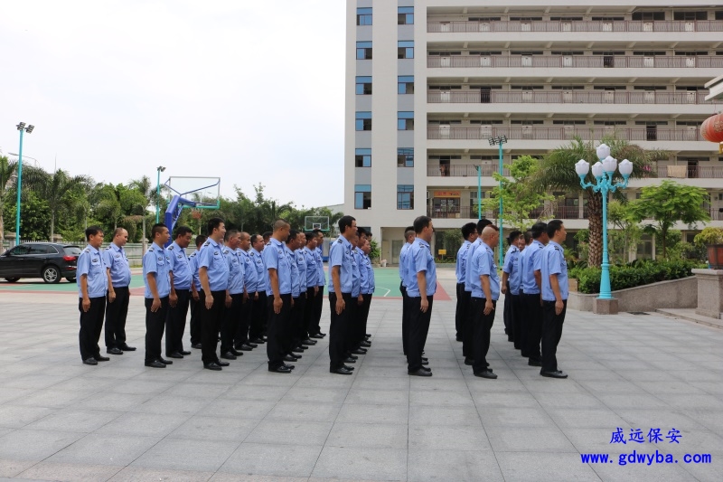 社區(qū)發(fā)生火災(zāi)多人被困 保安隊長和兩名居民奮不顧身滅火救人 火舌肆虐，他們挺身而出