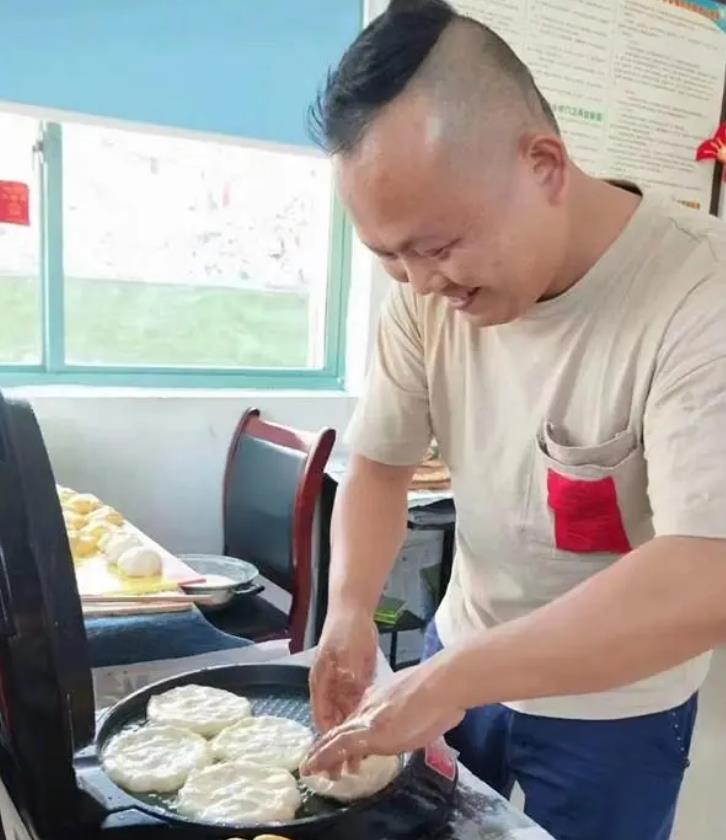 “有他在，就有安全感！”保安叔叔溫暖接送受傷學(xué)生上下課