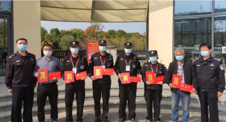 女子不慎失足落水，公園保安跳水營(yíng)救獲表彰