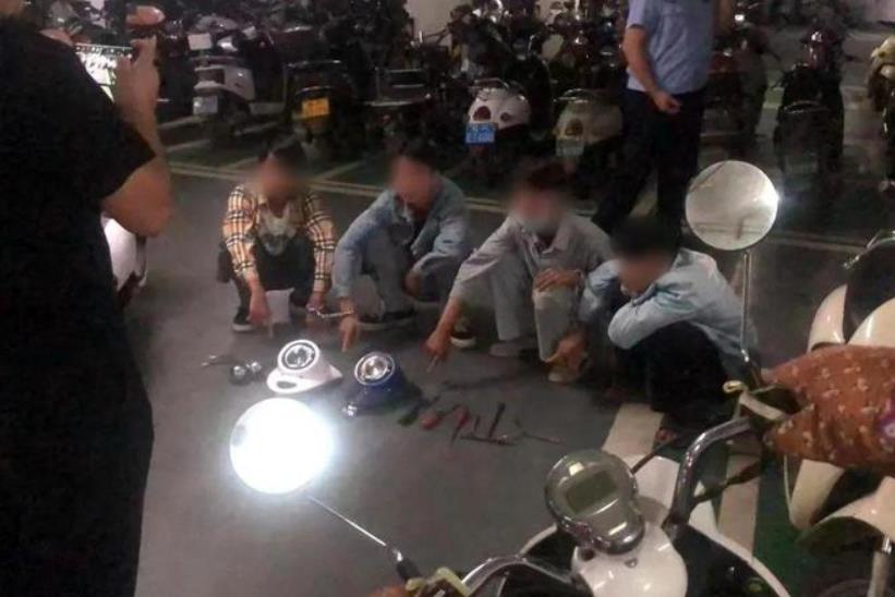 專(zhuān)偷電動(dòng)車(chē)大燈！4名奇葩小偷被小區(qū)保安逮住