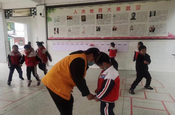 小學(xué)德育有新招，保潔保安成“導(dǎo)師”