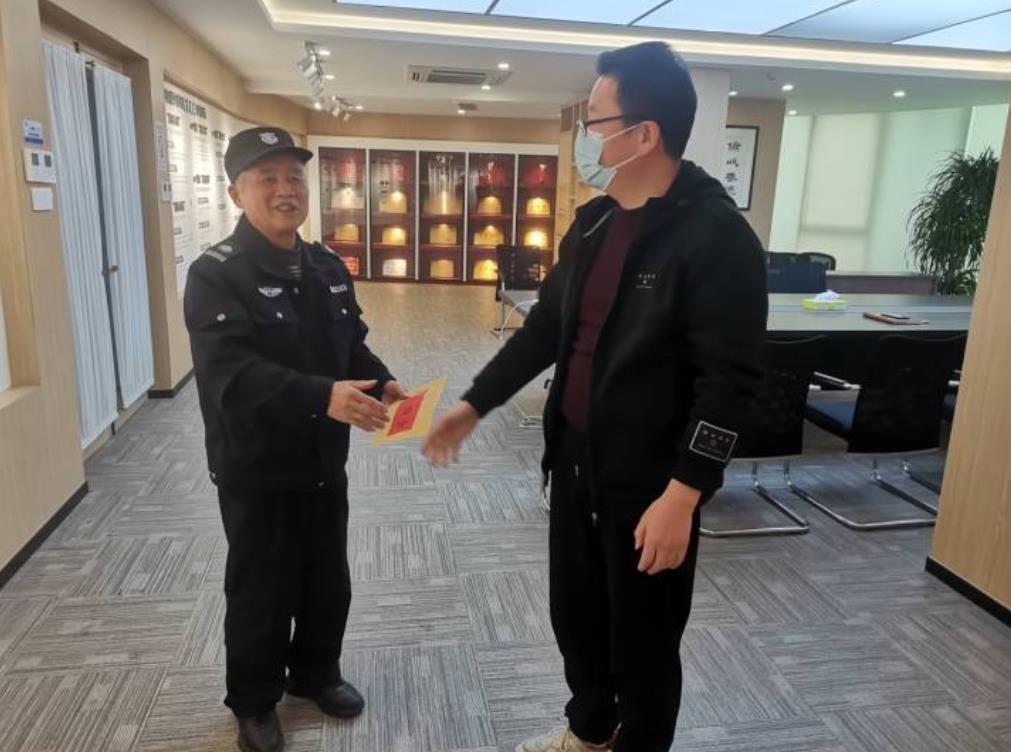 挺身而出，小區(qū)保安化身救火勇士