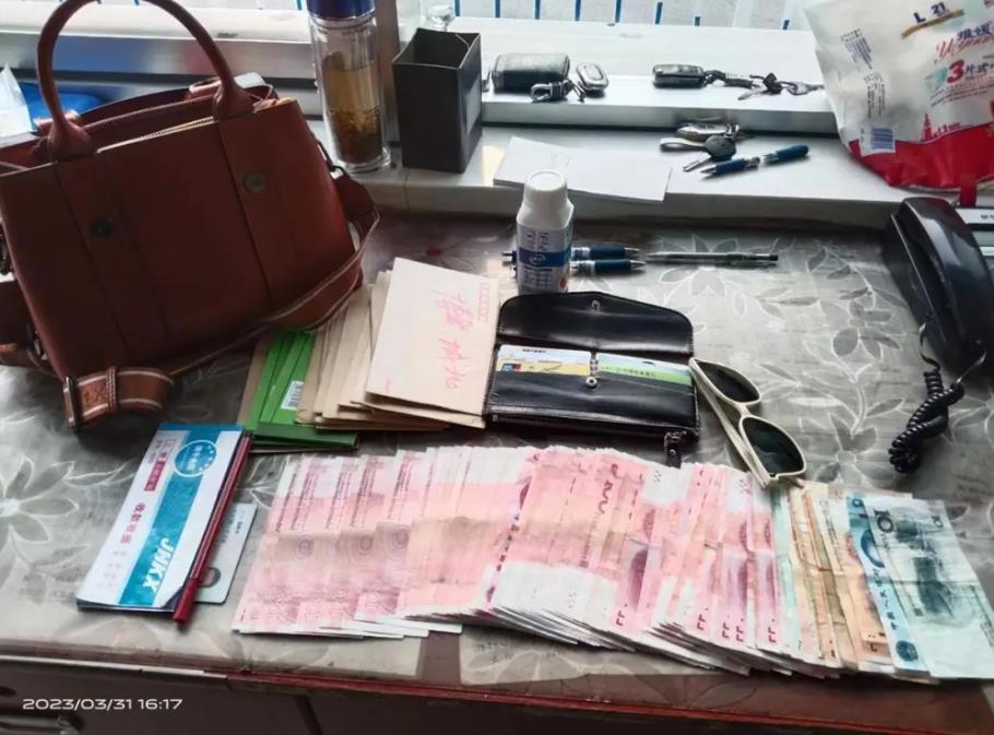 裝有6700元現金的包遺失，多虧醫(yī)院保安發(fā)現物歸原主