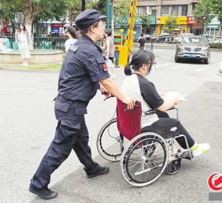 高考前女生腿受傷，女保安把輪椅推進考場