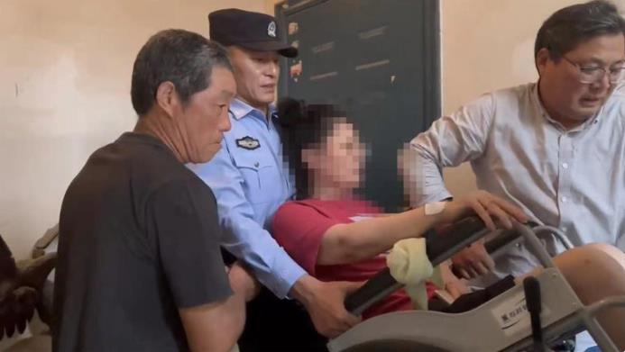 女子出院回家，民警和保安連人帶輪椅抬上樓