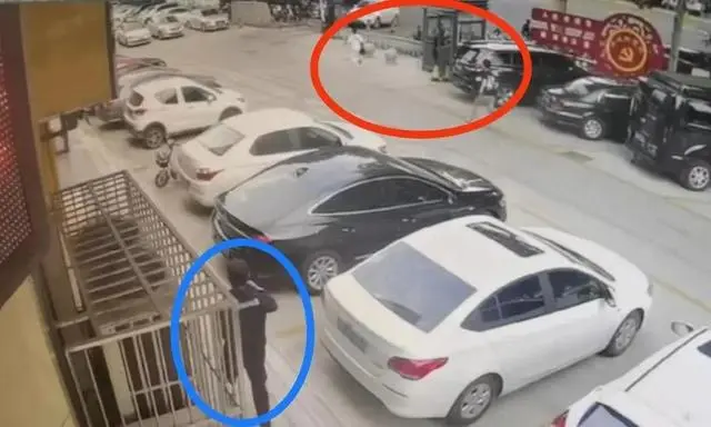 聊城街頭上演驚險(xiǎn)一幕！銀行保安緊追不舍，勇斗劫匪……