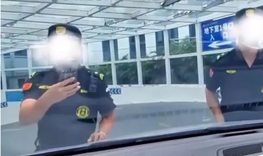 被告知車位已滿后女子頂著保安入庫，發(fā)現(xiàn)仍有不少空位，醫(yī)院回應(yīng)