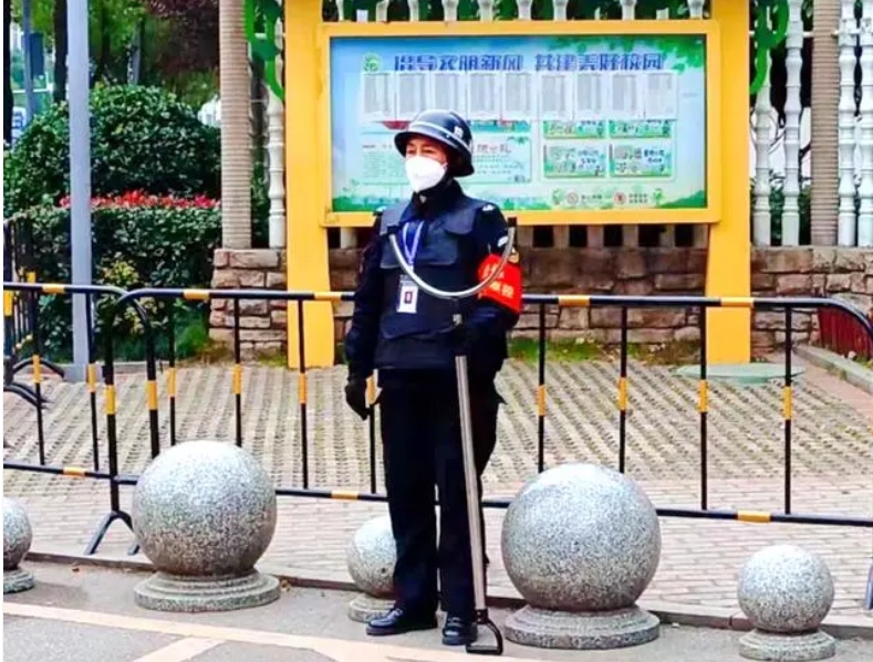 保安大姐上班護學站崗，下班穿著旗袍去“追夢”