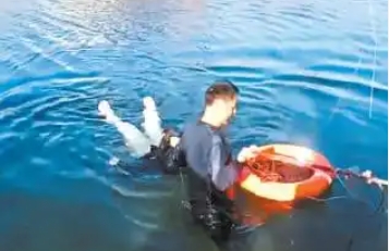 寒冬里的暖心一幕_保安隊長跳入冰河中救人